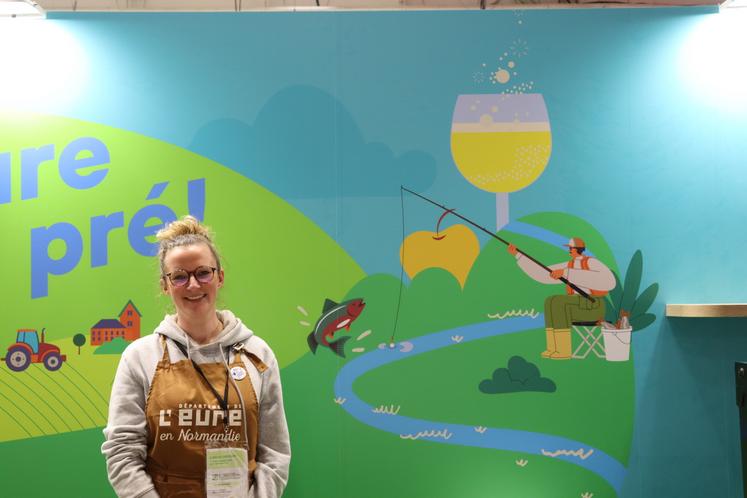 Alice Eudeline et Jordane Matifas viennent de reprendre la pisciculture du Claireau à Appeville-Annebault. Ils ont à cœur de promouvoir l'élevage de truites euroises auprès des visiteurs du salon.