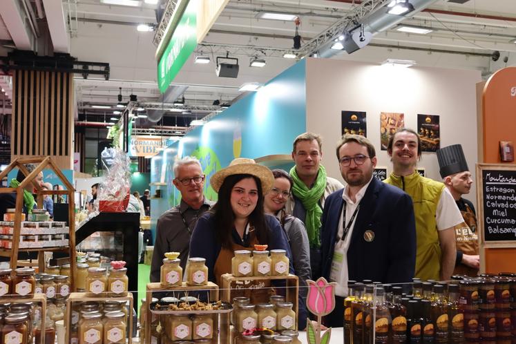 Gilles Lievens, président de la chambre d'agriculture de l'Eure et Alexandre Rassaert, président du département, réunis autour des producteurs eurois.