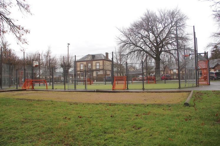 Avec 6 classes, l'école constitue le poumon de la commune. "On a réussi aussi à ouvrir une épicerie participative, un truc auquel je ne croyais pas mais ça marche."
