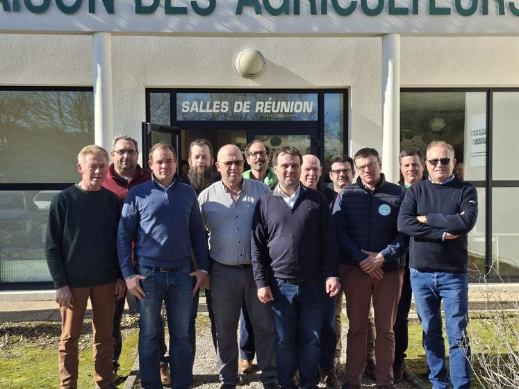Amaury Levesque entouré des membres de bureau.