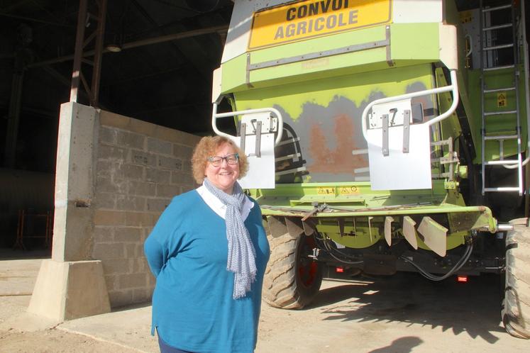En période de moisson et en cas de mariage ou d'enterrement, mieux vaut anticiper la sortie de la moissonneuse-batteuse pour traverser le village en toute quiétude.