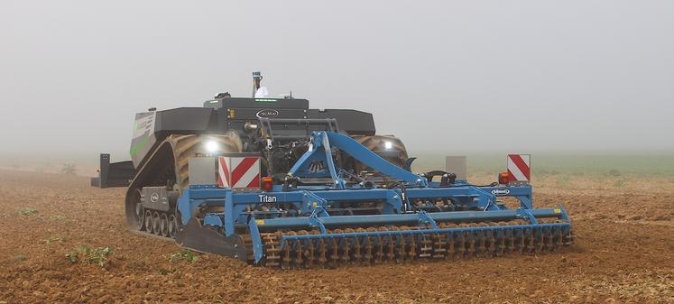 À Roman, le robot a préparé le lit de semence de la future linière. Avec ses 20 heures d'autonomie, c'est un gros travailleur solitaire.