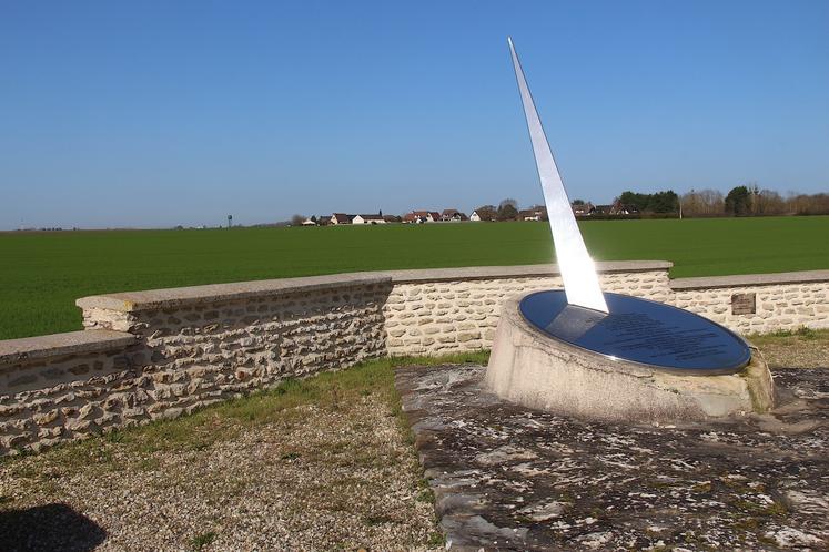 Le 17 août 1978, un ballon gonflé à l'hélium termine sa course dans un champ d'orge à Miserey. C'est le premier vol réussi au-dessus de l'Atlantique. Un monument célèbre cet exploit.