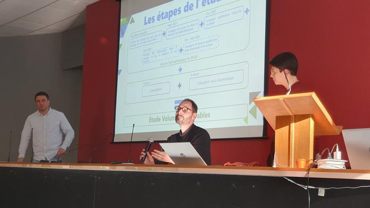 À gauche, Peyrade David du BRGM, au centre Kévin Caillebotte, coordinateur du syndicat mixte d'aménagement du bassin de l'Iton, et à droite, Solène Borie, animatrice du schéma d'aménagement et de gestion des eaux au SMABI.
