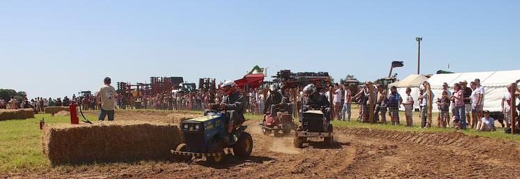 Le tracteur tondeuse pour les grands enfants.