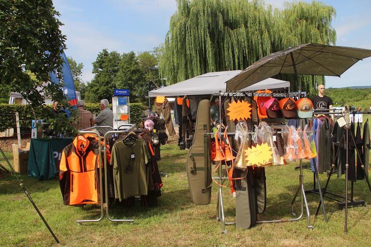 Sur le stand "l'atelier chez Hugues - Armurerie", on a pu tester les jumelles thermiques. Prix d'entrée 600 €