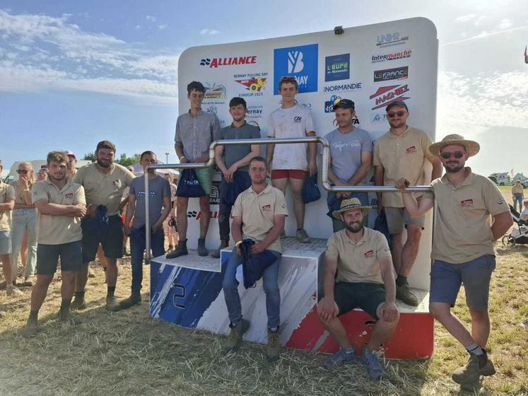 Les équipes de Moiss'Batt Cross sur le podium.
