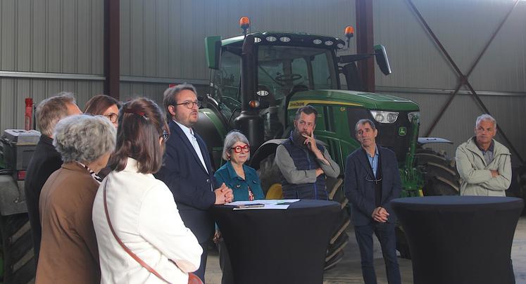 " Une mauvaise récolte, un aléa climatique, une chute des cours et l'exploitant agricole peut se retrouver avec de lourdes pertes de revenus. Jusqu'ici, accéder au RSA impliquait de fournir un bilan comptable annuel pour justifier de la baisse de revenus et d'attendre des mois pour obtenir le RSA. Un agriculteur frappé par une sécheresse en été doit attendre le printemps suivant pour faire valoir ses droits. Ce système est injuste et inadapté pour les agriculteurs", a justifié l'exécutif dép...