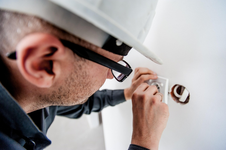 L'artisan doit avertir le client des risques susceptibles de compromettre la mise en service d'une installation.