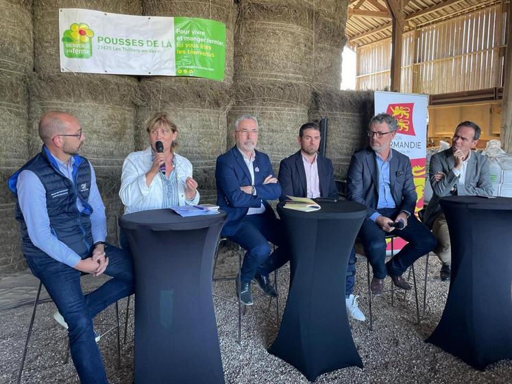 De gauche à droite : Olivier Malaval, responsable développement de l'agriculture au Crédit Agricole Normandie Seine ; Laurence Sellos, présidente d'Avi'Normandie ; Bruno Mousset, directeur général du pôle amont du groupe LDC ; Yannick Bessin, président de la Société normande d'ovoproduits ; David Cassin, directeur communication et affaires publiques chez Sanders et François Bloc, directeur des Éleveurs de la Charentonne.