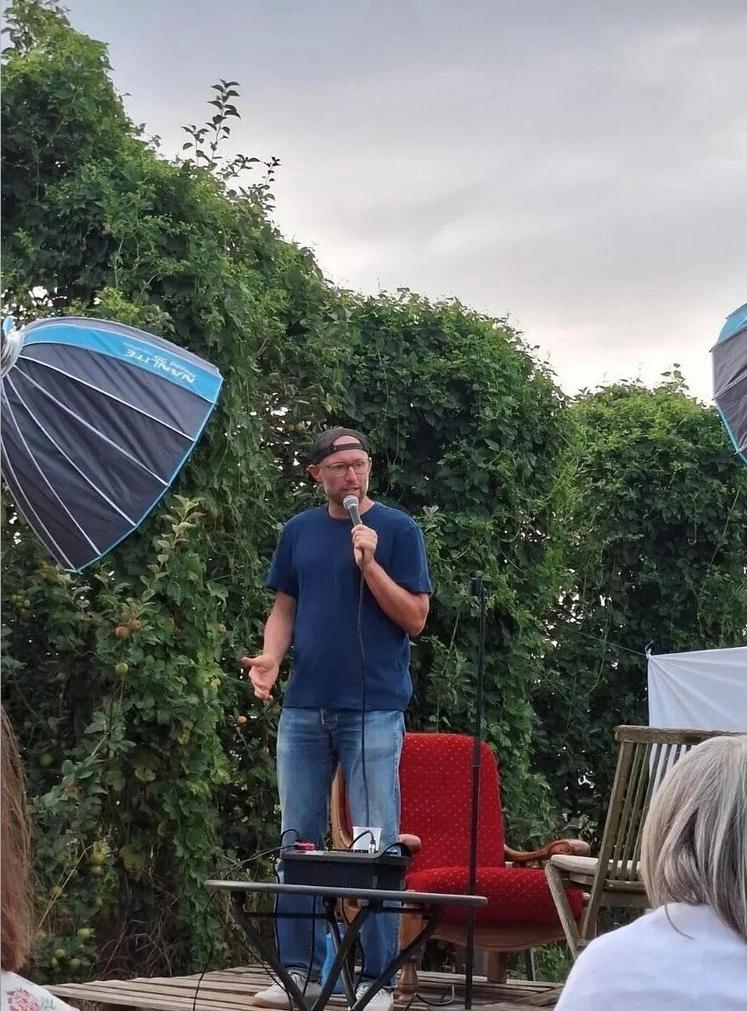 Thibault Dupont monte sur scène dans plusieurs comedy club.