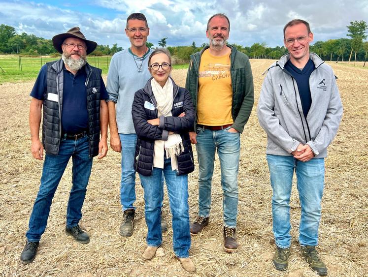 La conseillère départementale Myriam Dutheuil est venue participer à la visite sur la parcelle expérimentale.