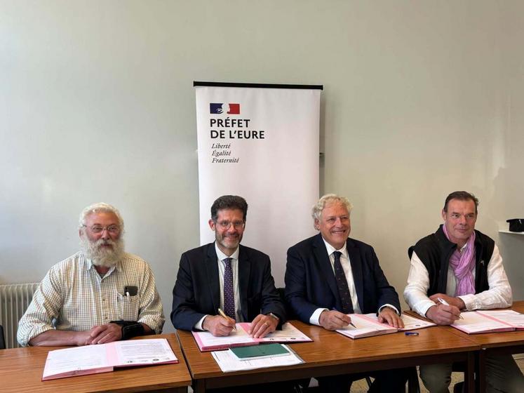 Pour prévenir les dégâts de sangliers dans les parcelles agricoles, l'État, la louveterie, la fédération départementale des chasseurs de l'Eure et la Chambre d'agriculture de l'Eure ont signé une charte.