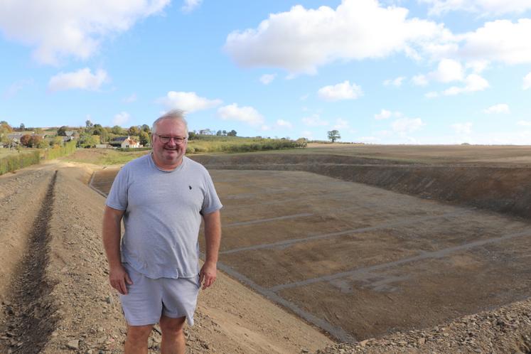 "Il faut s'adapter aux aléas climatiques", clame Samuel Courvallet, exploitant et maire de la commune de Pierrefitte-en-Cinglais. Il a engagé un projet de retenue collinaire, mais le stockage des eaux hivernales divise en local.