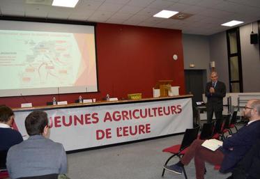 Intervention d’un agronome spécialisé dans
le marché du blé lors de l’assemblée générale des
Jeunes agriculteurs.