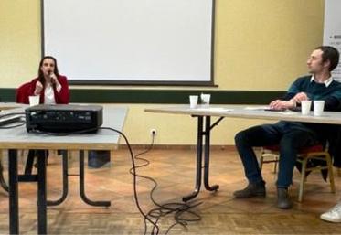 Les intervenants de la table ronde organisée pour l’assemblée générale de Bio en Normandie, mardi 5 avril : Antoine Roinsard, coordinateur
Forebio ; Philippe Camburer, président de la Fnab ; Laure Verdeau, directrice de l’Agence Bio ; Christophe Osmont, secrétaire de Bio en Normandie ; Stéphane Bourlier, porte-parole de la Confédération Paysanne du Calvados et membre du comité régional de la Confédération Paysanne Normandie.
