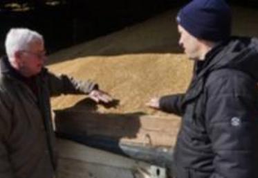 Jean-Jacques Mascrier (à gauche), agriculteur au Vieil-Evreux dans l’Eure et Frédéric Pontonnier, Agent relations cultures (ARC) chez Soufflet Agriculture.