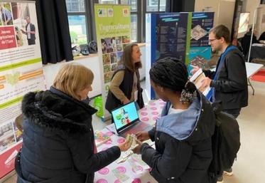 Nathalie de l'ANEFA et Mathilde des Jeunes Agriculteurs étaient présentes pour renseigner les jeunes.