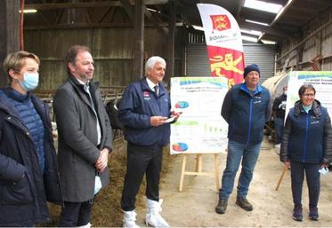 Clotilde Eudier (vice-présidente de la Région, Jean-Yves Heurtin (président de la Chambre d'agriculture 14), Hervé Morin (président de la Région) avec Régis et Anne-Marie Lebreton