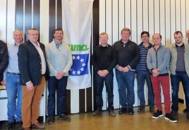 Le nouveau conseil d’administration de la fédération
des cuma Seine Normande. De gauche à droite : Jérôme
Breemeersch, Jean-Marie Crevel, Benoît Ferrand, Vincent
Leborgne, Michel Lafosse, Laurent Pierre de la Brière,
Benoît Bourgeois, Sébastien Bachelot, Baptiste Breton,
Jérôme Morin, Mickaël Rudi.