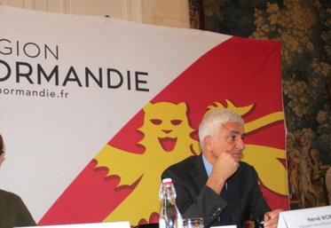 Hervé Morin entouré de Clotilde Eudier et Hubert Dejean : « nous
défendons une production agricole qui nourrit les hommes et les
animaux. Ce n’est pas négociable ».