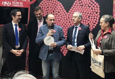 Remise de deux médailles d’argent à la SARL le Pressoir d’Or pour son cidre fermier demi-secs et son jus de pomme fermier.