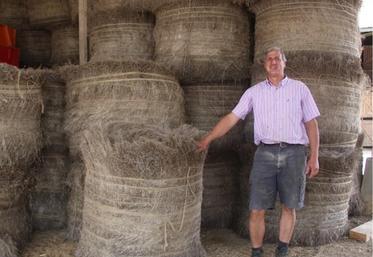 Des lins courts, 50 à 70 cm, et la qualité ? « Je ne pense pas
que l’eau ait fait tant de mal. Le lin n’était pas roui au début
de l’épisode pluvieux. Aujourd’hui, tout est roulé dans l’Eure »,
commente Stéphane Vacher.