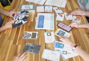 Le jeu peut se jouer autour d’une table, en équipes de 3 à 5 joueurs, en totale autonomie, en 60 minutes maximum.