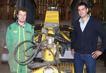 Arthur Divay, salarié chauffeur et Florian Lottin patron de l'ETA Lottin, à Villedieu-lès-Bailleul dans l'Orne, autour de l'andaineur à tapis ROC RT 870.