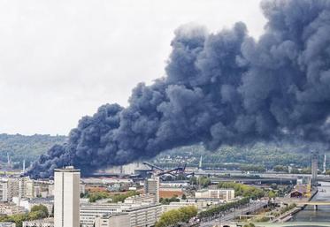 Incendie au sein de l’entreprise Lubrizol (entreprise
classée SEVESO seuil haut), quai de France à Rouen,
le 26 septembre 2019.