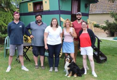 L’équipe de choc du jour, avec (de gauche à droite) : Denis
Phiquepron, Pierre-André Browaeys, Nadège Petit, Marion
Roulleau, Paul-Henry Langlois et Carine Bonnard – en prime, Lady,
la chienne de la ferme.