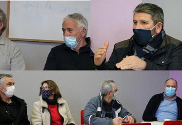 En haut, de gauche à droite : Sylvain Chardon, président Elvéa Normandie ; Dominique Bayer et Thierry Thomas ex et nouveau responsables viande à la FDSEA de l'Orne. En bas, les éleveurs
réagissent aux annonces d'Elvéa Normandie et s'inquiètent du poids des abattoirs, s'ils refusent les prix demandés par les producteurs à leur premier acheteur.