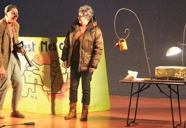 Un spectacle burlesque mais attachant. On hésite parfois entre le rire et la pitié, la condescendance et l’ironie mais un spectacle en tout cas qui porte les ferments d’une agriculture qui souffre au quotidien.