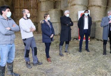 A Perche-en-Nocé, lancement de la politique régionale 2021-2022. De gauche à droite :
Sylvain Duret et Sébastien Angot les éleveurs ; Clotilde Eudier, vice-présidente de la Région Normandie
chargée de l’agriculture ; Hervé Morin, président de la Région Normandie ; Sébastien Windsor,
président de la Cran ; Jean-Louis Belloche, président de la Chambre d’agriculture de l’Orne