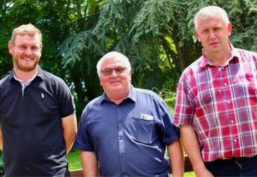 Nicolas Séchet, vice-président en charge des ventes ; Wilfrid Jouveaux, président et Denys Lerévérend, vice-président de la Sicamon, lors de l'assemblée générale organisée vendredi 23 juin au Favril dans l'Eure.