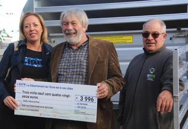 Le 25 octobre dernier, Claire Lacampagne-Crochet et Marcel Sapowicz (conseillers départementaux) sont venus remettre à Armel Marie le chèque de 3 996 EUR.