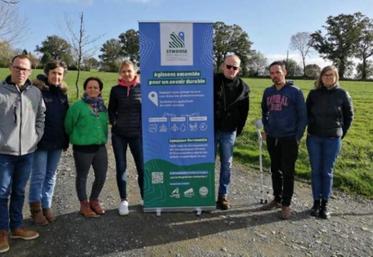 Les acteurs impliqués dans le PSE Bocage St-Lois réunis pour lancer la commercialisation avec Symbiose Normandie. De gauche à droite : Stéphane PESTEL (Conseiller Bocage à la CA de Normandie), Catherine Brunel (animatrice « Agri Terroir Tessy », Morgane BARBIER (GAEC TROISMONTS), Coralie DESLANDES (GAEC LA FERME DESLANDES), Mickaël BARBIER (EARL de la Pomme d'Or), Samuel RICHARD et Céline HERVE (Chargée de mission énergie au Conseil départemental de la Manche)