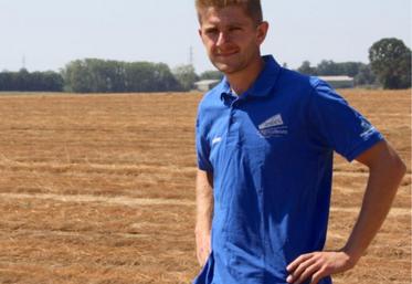 Maxime Auber, 24 ans, est jeune agriculteur et salarié chez Terre de Lin.