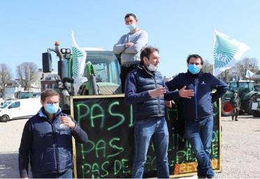 De gauche à droite : Christophe Chopin (secrétaire général des JA 27),  Fabrice Moulard (président de la FNSEA 27, Amaury Levesque (secrétaire général de la FNSEA 27. Debout Damien Bois : co-président JA 27)