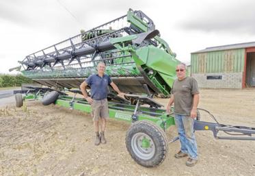 Philippe et Bruno Malon ont équipé leur moissonneuse-
batteuse pour éviter les étincelles