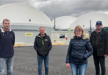 Aymeric Bahier et Jean-Yves Hamel du Gaec Martin-Hamel et Bruno et Nicole Legeard du Gaec Legeard ont investi dans une unité de méthanisation afin d'injecter du gaz vert dans le réseau GRDF.