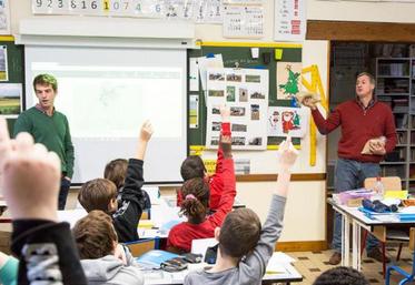 Stéphane Vacher et Jules Figeureu présentent les cultures de la région et leurs exploitations aux CM2 de l’école primaire de Bernouville.