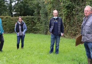 A Contrières (50), Pascal Lecaudey reçoit une vingtaine de participants aux Journées d'échanges techniques haies bocagères, organisées par l'Office français de la biodiversité (OFB), jeudi 7 octobre.