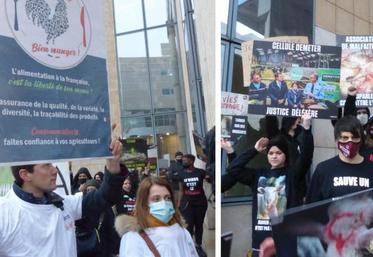 La guerre des panneaux à l'entrée du tribunal.