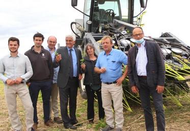Hugo Ozenne (apprenti à la coopérative lin du nord de Caen et chauffeur officiel de la machine), Niels Baert (son concepteur belge), Marc Vandecandelaere (président de la coopérative de Villons-les-Buissons-14), Hervé Morin (président de la Région Normandie), Nathalie Revol (association Lin et Chanvre Bio), Henri Pomikal (vice-président de la coopérative) et Xavier Hay (président de la FDSEA 14 et représentant de la Chambre d’agriculture).
