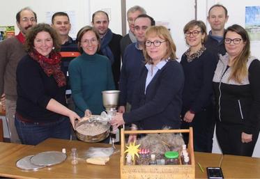 Les chevilles ouvrières de l'association devant leurs outils pédagogiques. Le moulin (manuel) à farine est promis à un bel avenir. Il muscle le bras et les cerveaux.
