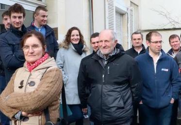 Devant l’Inao, une quinzaine de producteurs a répondu à l’appel de la FRSEA et de JA Normandie, pour « montrer que les producteurs soutiennent ce projet », indique Laurence Sellos, présidente de la chambre d’agriculture de Seine-Maritime et de la commission élevage à la Cran (au premier plan à gauche).