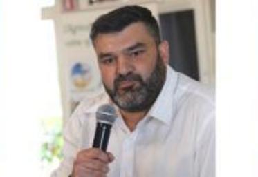 De gauche à droite : Amaury Levesque (président de la FNSEA 27), Simon Babre (préfet de l’Eure), Jérémy Decerle (agriculteur et député européen), Bonny Van Ranst (citoyen belge et producteur de lait dans l’Eure), Damien Auclaire (animateur de la table ronde) et Luc Lorin (céréalier en Eure-et-Loir et consultant spécialisé dans les Pays de l’Est).