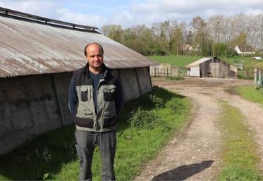 3 000 volailles ont été abattues mardi 7 mars à la ferme de la Couterie, à Beuzeville dans l'Eure. Ludovic Maquaire témoigne.