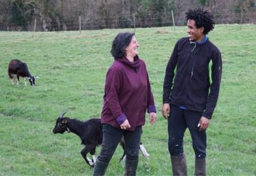 Lucile et Osman travaillent ensemble depuis le 10 janvier. Ils ont appris à gérer la barrière de la langue. « Quand on emploie une personne réfugiée, il faut être prêt à lui consacrer du temps pour l’aider à comprendre ce qu’on lui demande dans une ferme qu’elle ne connaît pas. Ça peut être complexe, mais c’est très enrichissant », promet Lucile.